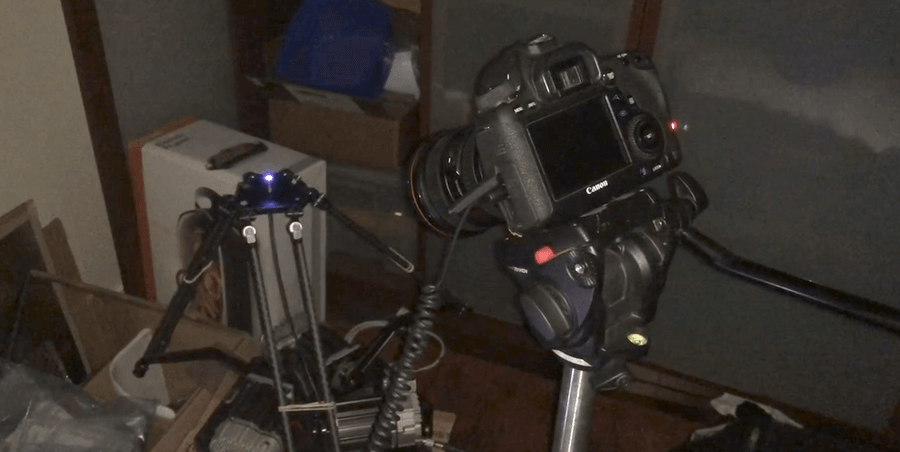 Canon DSLR pointed at Delta Robot with illumintated fibre